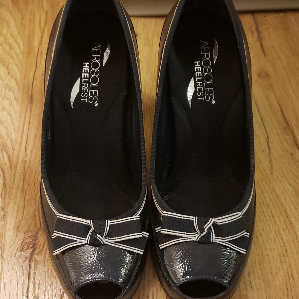 Aerosoles open toe pumps with bow